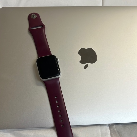Apple Watch 4 - Picture 1 of 2